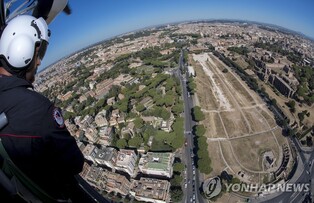대형 콘서트장으로 변한 고대 로마 전차경기장…훼손 위기
