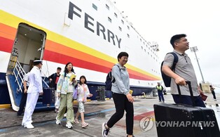 인천∼중국 국제여객선 항로, 승객 운송 재개 '봇물'