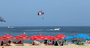 '여름 끝자락' 강원 동해안 해수욕장 폐장속 막바지 피서객 발길