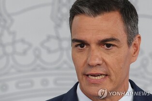 스페인 총리, 축구협회장 '선수 입맞춤'에 "용납할 수 없어"