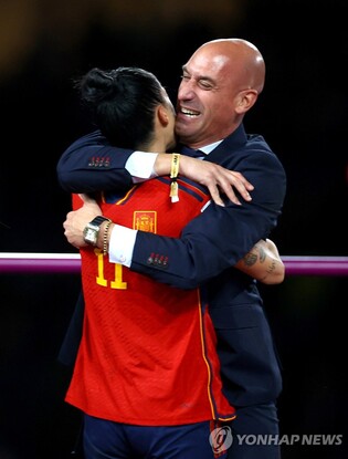 에르모소 측 "'기습 입맞춤' 스페인축구협회장 반드시 처벌해야"