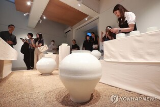 소뿔 갈고, 흙 빚어 완성한 아름다움…순백에 깃든 '우보만리'