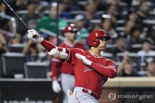 투수 중단한 오타니, 타자로 2루타에 3볼넷 얻어 팀 승리 기여