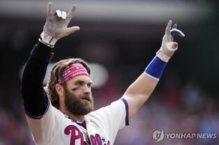 MLB 필라델피아 강타자 하퍼, 통산 300홈런 달성