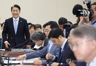 '가짜뉴스' 설전 벌이던 고민정 "이동관씨"…李 "국무위원한테"(종합)