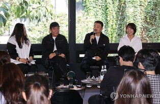 프라다 손잡고 설치미술 도전한 영화감독들…다중과 평행展