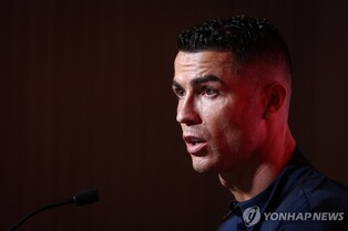 호날두 "메시와 더 이상 라이벌 아냐…각자의 길 걷는다"
