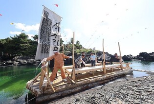 [픽! 제주] 20년 만에 열린 제주 전통배 '테우' 진수식