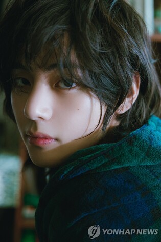 BTS 뷔 '레이오버' 발매 첫날 167만장 팔려…솔로 최고 기록