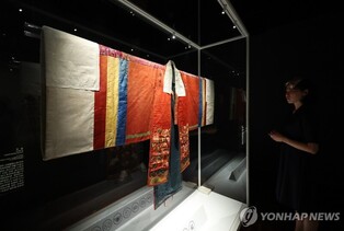 조선 혼례복 되살리기 동참한 RM…"아름다운 전통문화 함께하길"(종합)