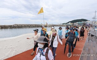 '흐린 날씨에도' 전국 축제장·행락지 '북적'…추석 성묘 발길도