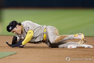 김하성, 복부 통증으로 경기 직전 라인업 제외…정밀 검진