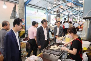 광주국세청, 추석 맞아 전통시장 장보기·상인 간담회