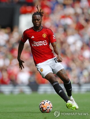 '5분 뛰고 부상' 완비사카 너마저…바람 잘 날 없는 맨유