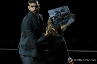 밀라노 패션쇼 무대에 환경운동가 난입 "구찌 악어가죽 쓰지마"