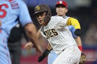 김하성, 9경기 만에 멀티 히트…실책도 두 차례 유도