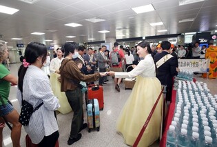 귀성객에 내외국인 관광객 겹친 제주공항 "명절 분위기 한껏"