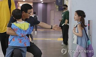 '설레는 고향길'…추석 연휴 하루 앞둔 역·터미널 북새통