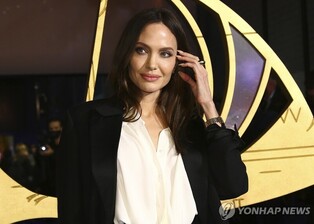 앤젤리나 졸리, 패션 디자이너 변신…"상처 치유 과정"
