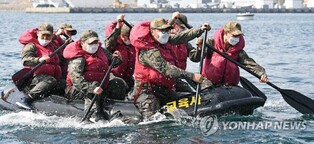 "필승! 잘 지내지 말입니다"…해군 훈련병 추석 어떻게 보낼까