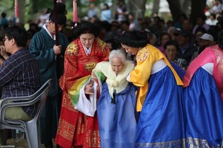 화성시, 정조효문화제서 을묘원행 양로연 재연 행사 개최