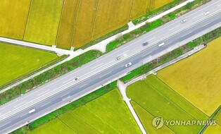 추석 연휴 마지막 날 고속도로 소통 원활…관광지는 북적