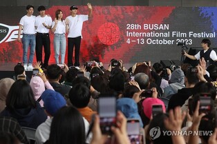 '영화의 바다 속으로'…부산국제영화제 주말 맞아 팬들 북적