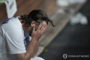 또 고개 숙인 '가을 징크스' 커쇼…'MLB 최초 기록' 불명예까지