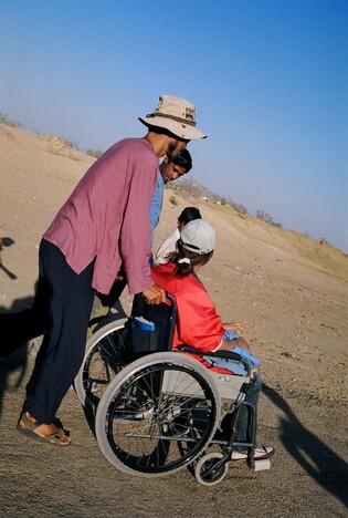 휠체어 여행자 전윤선 "잠긴 장애인 화장실 많아 옷에 싼 적도"