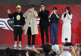 대형 외벽광고에 팝업스토어까지…OTT '홍보무대' 된 부산영화제