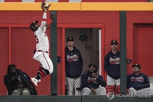 라일리 역전포에 해리스 '슈퍼 캐치'…애틀랜타 NLDS 원점으로