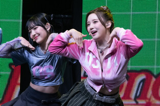 Performance photo of Lightsum during media showcase of second mini album 'Honey or Spice'