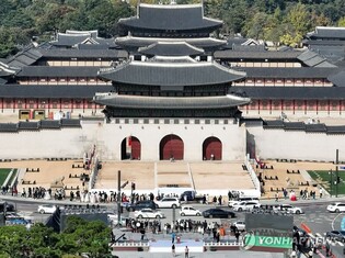 100년 만에 다시 걷는 역사의 길…광화문 월대·현판 오늘 공개