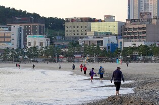 울산 일산해수욕장은 맨발걷기 명소…"사계절 방문객 이어져"