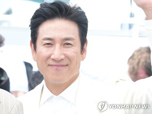 (LEAD) Actor Lee Sun-kyun booked for investigation over suspected drug use