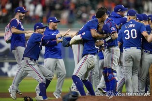 텍사스, 휴스턴 꺾고 12년 만에 월드시리즈 진출…첫 우승 도전(종합)