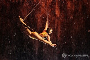 하늘에서 쏟아지는 물에 터지는 탄성…태양의서커스 '루치아'