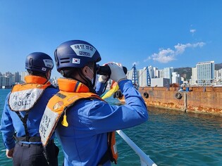[현장] 화약 20만발 실은 바지선 10척…부산 불꽃축제 앞두고 긴장감