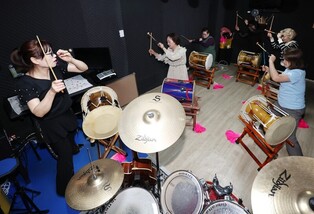 [#나눔동행] 봉사로 에너지 '뿜뿜'…워낭소리음악봉사단