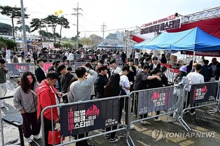 '맛깔 난' 축제장·'오색단풍' 유명 산, 행락 인파로 북적