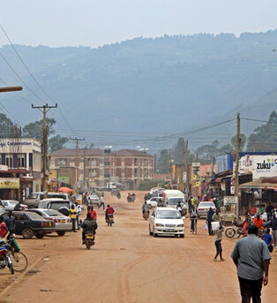 [K-Traveler] Uganda 1: Listening to ‘I Am Calling You’ in Entebbe