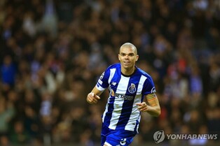 '40세 254일' 페페, UCL 첫 '40대 선수' 득점…포르투는 2-0 승
