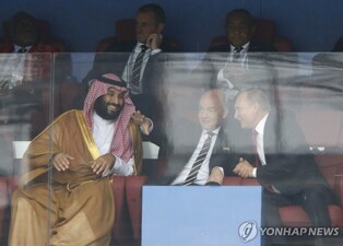 FIFA회장, 사우디 2034 월드컵 개최 밀어줬나…"빈살만과 친분"