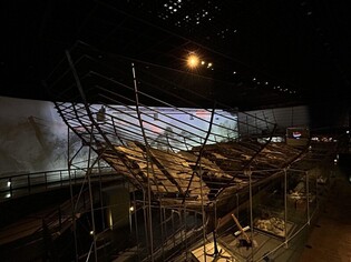 "신안선에 실린 나무 속 문자·문양, 日 유력 가문 상징 가능성"