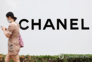 점점 낮아지는 명품 소비 연령…10∼20대에 처음 접한다