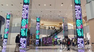 천덕꾸러기 '영패션의 부활'…백화점 간판으로 전진 배치