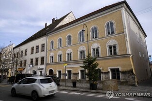 히틀러 생가, 경찰서 전환에 '시끌'…"역사적 의미 지우는 처사"