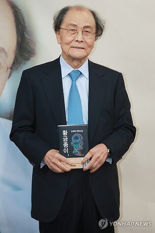 Novelist Jo Jung-rae delves into human desire for money in new book