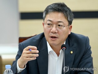 與 "'암컷·계엄' 민주당, 막말과 한몸…정치권의 썩은 사과들"
