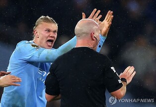 '논란의 판정'에 마지막 기회 무산…홀란, SNS서 심판 저격